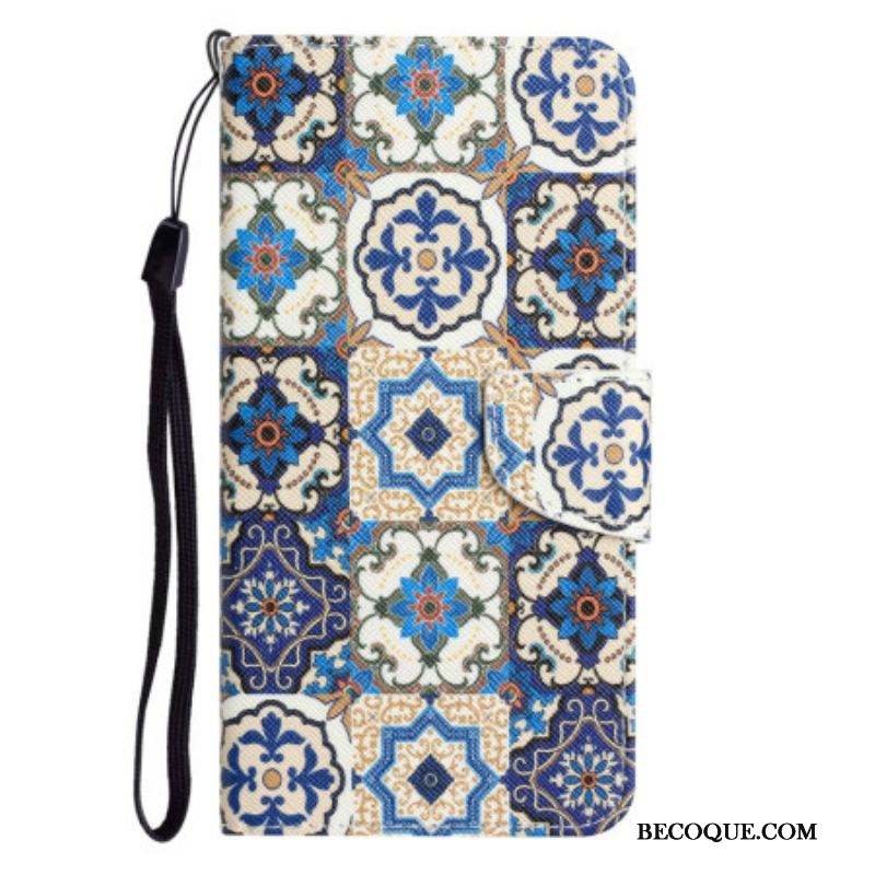 Housse iPhone 15 Patchwork Bleu à Lanière